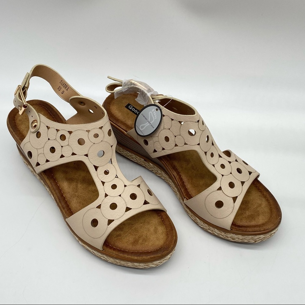 8 GC Shoes
Women's Sandra Espadrille Wedge Sandal in off white size 8 NEW
